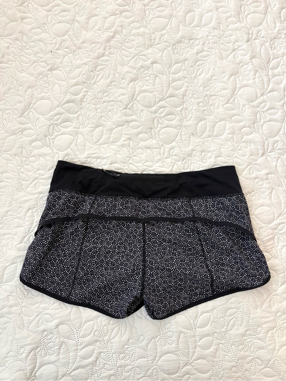 Lululemon Speed Up Shorts 4-Way Stretch 2.5” Freckle Flower Black White Size 8